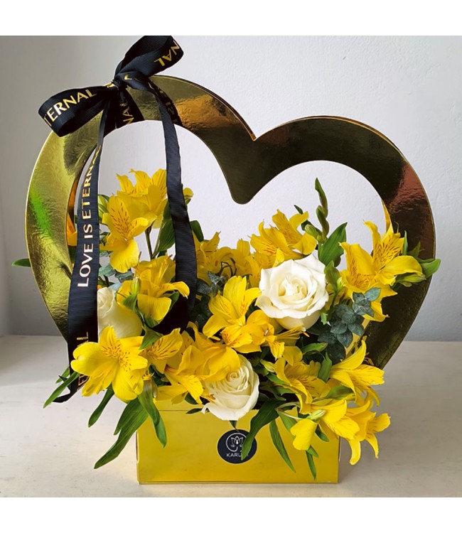 Flores Amarillas Corazón de Astromelias