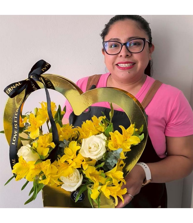 Flores Amarillas Corazón de Astromelias