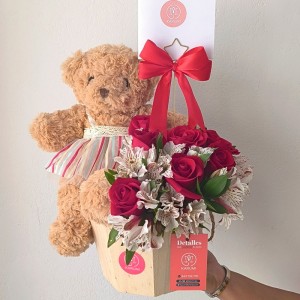 Canasta con rosas y peluche Amorosito Canasta con rosas y peluche Amorosito