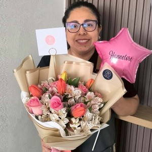 Ramo Paris rosas y tulipanes con globito cumpleañero Ramo Paris rosas y tulipanes con globito cumpleañero