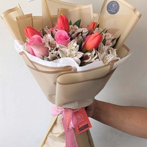 Ramo de tulipanes y rosas Paris Ramo de tulipanes y rosas Paris